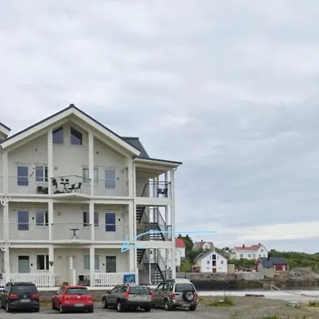 With 4 Beds And Stunning Sea Views Henningsvaer
