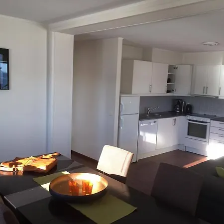 With 4 Beds And Stunning Sea Views Henningsvaer