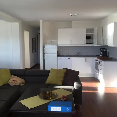 With 4 Beds And Stunning Sea Views Henningsvaer