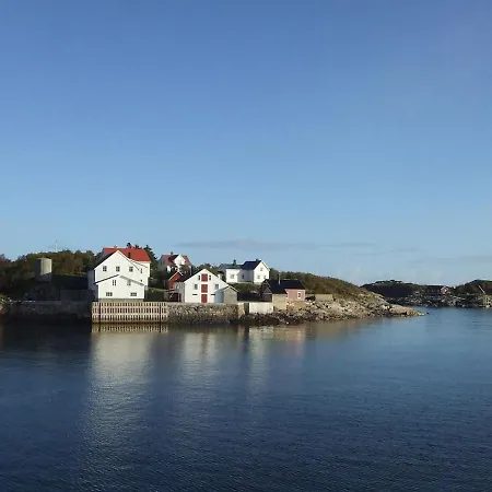 With 4 Beds And Stunning Sea Views Apartment Henningsvaer