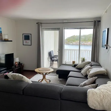 With 4 Beds And Stunning Sea Views דירה