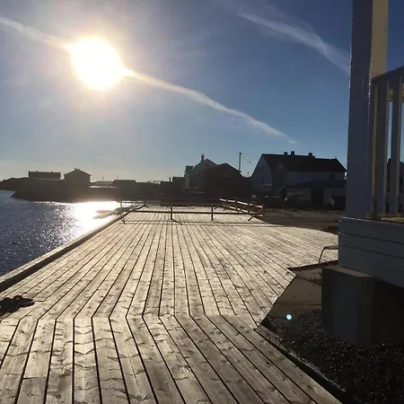 With 4 Beds And Stunning Sea Views Henningsvaer